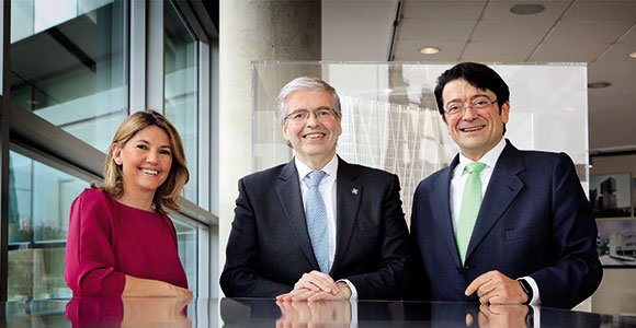 De izquierda a derecha: Blanca Sorigué, directora del SIL y actual directora general del Consorcio, Jordi Cornet, delegado especial del Estado en el Consorcio de la Zona Franca de Barcelona y Anton Ferré, secretario general de la entidad.