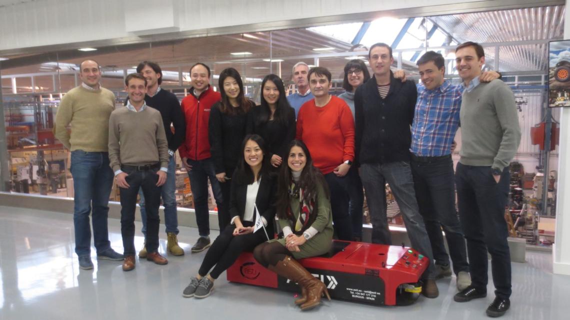 Los estudiantes del MIT con el equipo directivo de ASTI.