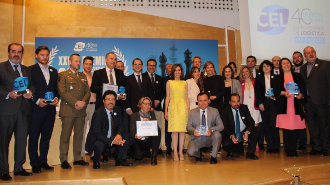 Foto de familia de los galardonados, junto con los patrocinadores y el jurado de los Premios CEL 2018.