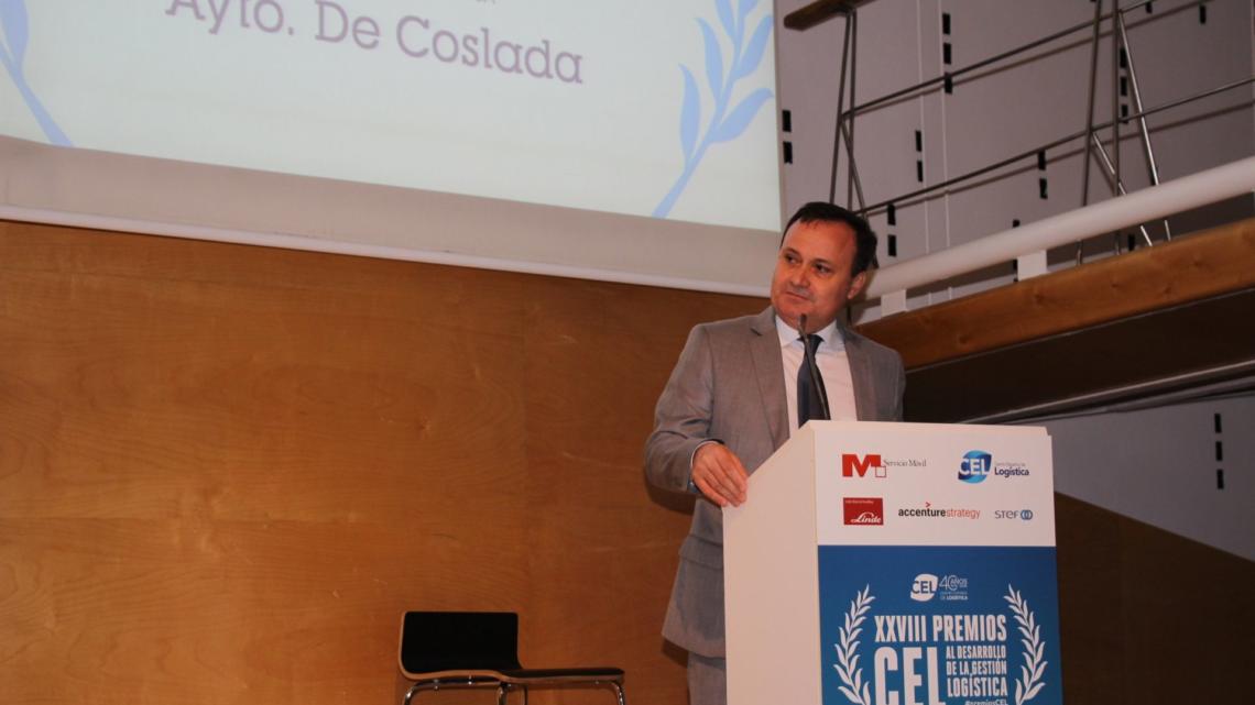 Ángel Viveros, alcalde de Coslada, recibió el premio otorgado al Ayuntamiento de Coslada por su determinación y compromiso para fomentar el desarrollo de la logística.