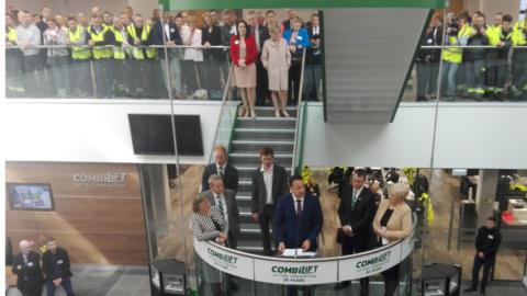 Durante la presentación de la nueva planta estuvieron presentes (de izquierda a derecha): Robert in Moffett, technical director at Combilift; Leo Varadkar, primer ministro irlandés y Martin McVicar, managing director de la compañía.