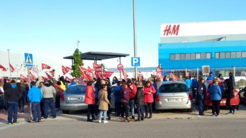Trabajadores protestan frente al centro logístico de H&M en Torrejón de Ardoz.