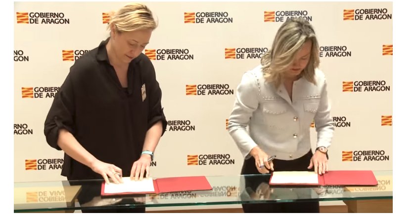 Marta Gastón y Pilar Alegría durante la firma del convenio.