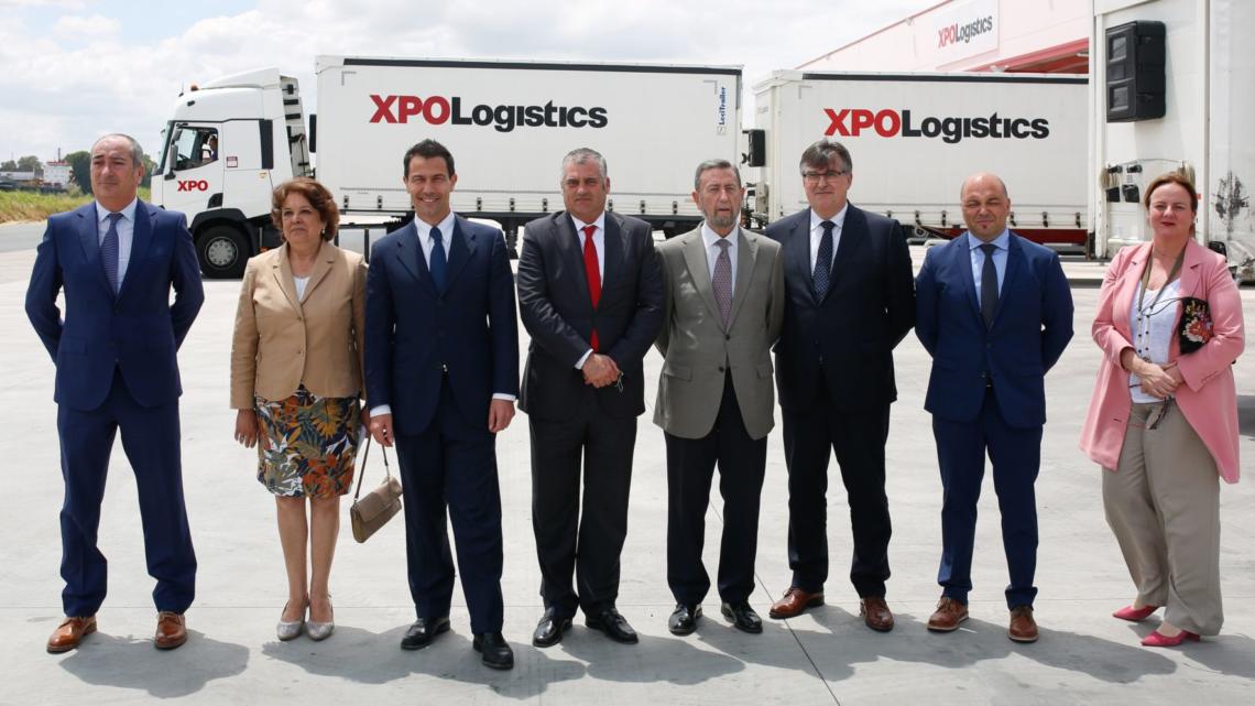 Representantes de XPO Logistics y autoridades del Puerto de Sevilla y el Gobierno andaluz.