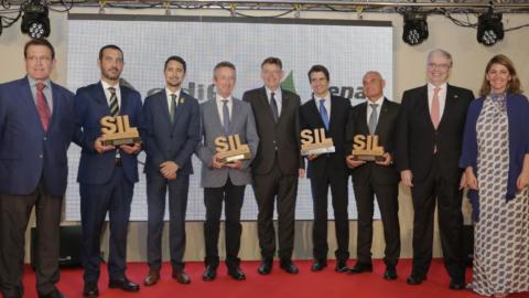 Premiados y representantes de organización del SIL 2018, posan tras la entrega de los galardones.