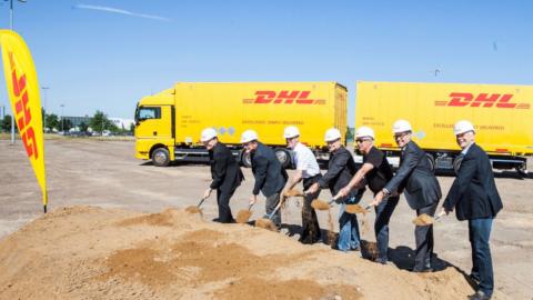 Un instante durante la inauguración de la construcción del centro de carga que estrenará DHL en Airport Business Park.
