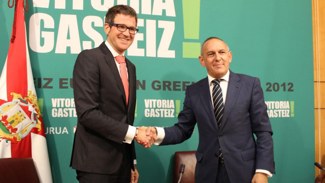 El alcalde de Vitoria-Gasteiz y el diputado general de Álava firman el convenio para la realización del estudio que definirá las características del Future Mobility Lab.