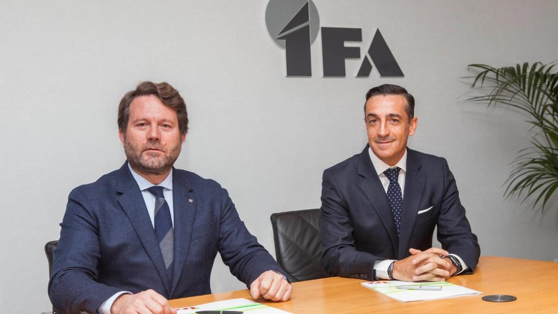 Francesc Corberó (izda.), director de comunicación de Nissan Iberia, y Juan Manuel Morales, director general del Grupo IFA.