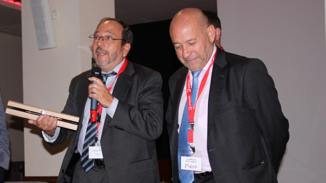 Entrega del Premio Anual de AECE a Antonio Casado, a su derecha Luis Manuel de Sancha