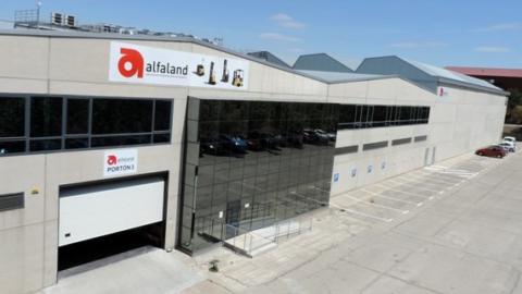 Vista exterior de la fachada principal de las nuevas instalaciones de Alfaland en Valdemoro (Madrid).