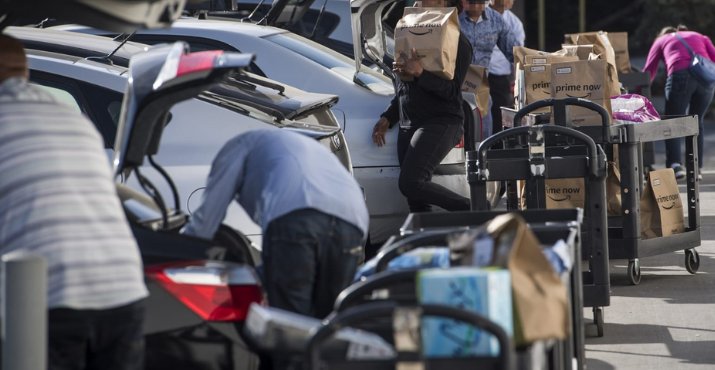 Repartidores de Amazon Flex cargando sus vehículos. Fuente: CNBC
