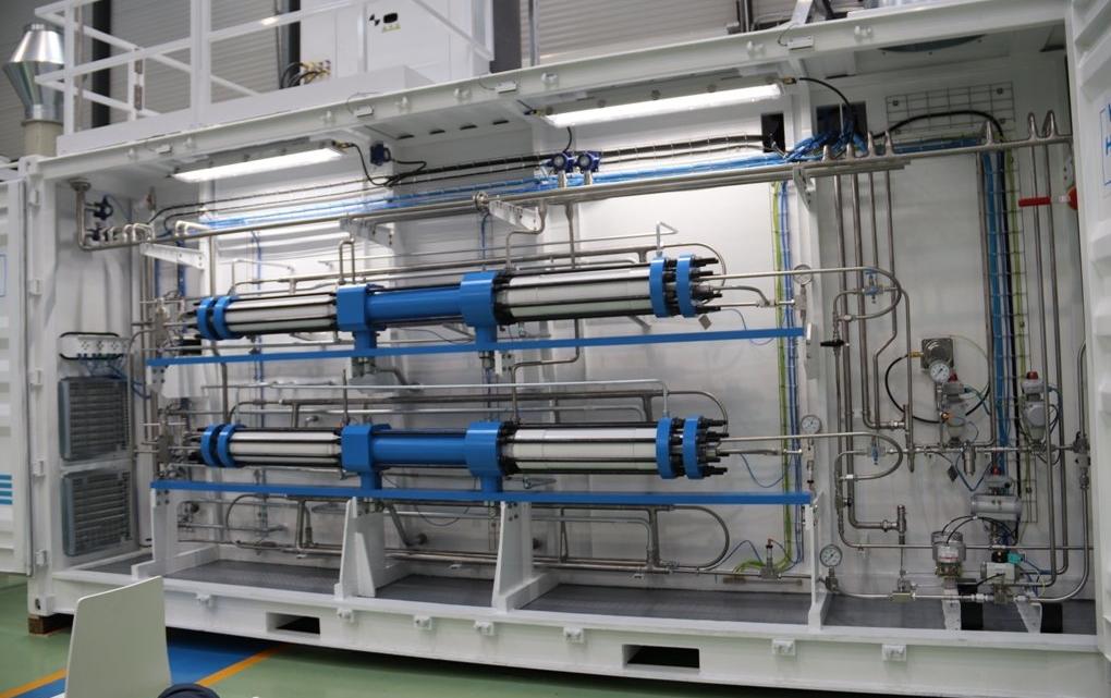 El equipo de compresión de hidrógeno (con dos compresores) fabricado por Hiperbaric, con destino a Mallorca.