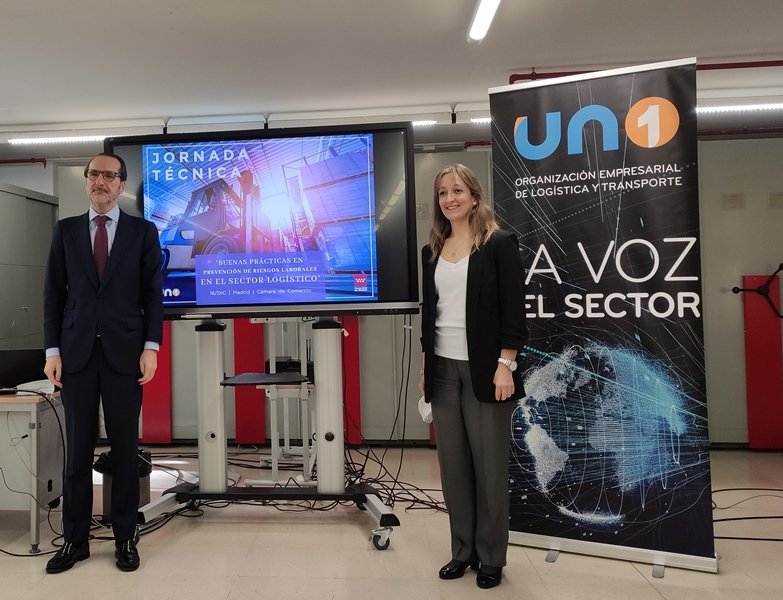 El presidente de UNO Logística, Francisco Aranda, y la directora general de Trabajo de la Comunidad de Madrid y gerente del IRSST, Marina Parra.