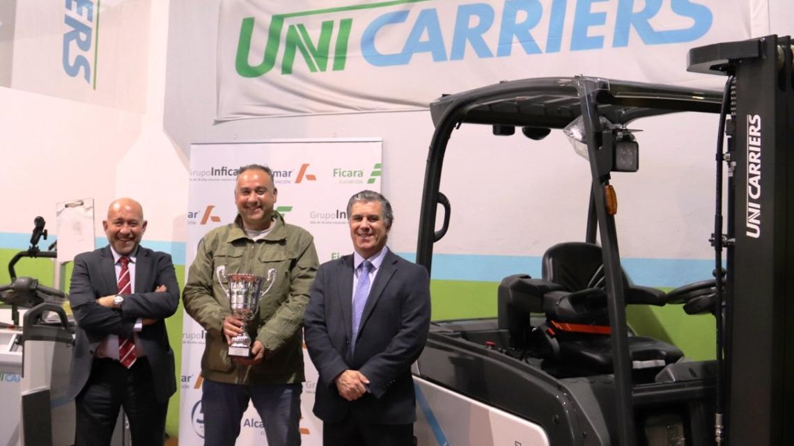 El ganador, copa en mano, flanqueado por Luis Sancha, CEO de Ficara (a la izquierda de la imagen) y Jorge García, regional manager de Logisnext Unicarriers, marca ganadora.
