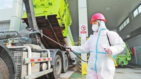 Trabajador desinfectando un camión en Shenzhen.