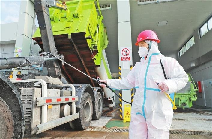 Trabajador desinfectando un camión en Shenzhen.