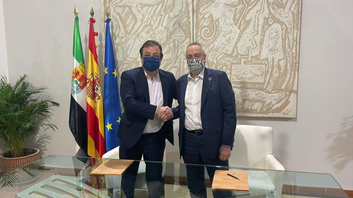 Guillermo Fernández Vara, presidente de la Junta de Extremadura, y Pere Navarro, delegado especial del Estado en el CZFB y presidente de SIL, han sido los encargados de firmar el acuerdo de colaboración.