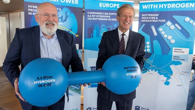 El comisario europeo Frans Timmermans y Allard Castelein, CEO de la Autoridad del Puerto de Rotterdam