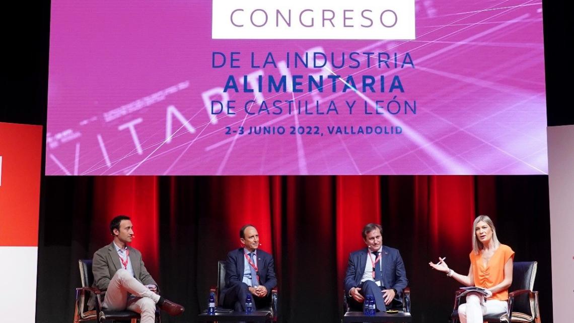 Mesa sobre Sostenibilidad. De izda a dcha: Josep María Ribas (Familia Torres), Enrique Colilles (Trops), Emilio de León (Covap) y Cristina Carro (RTVCyL), que actuó como moderadora.
