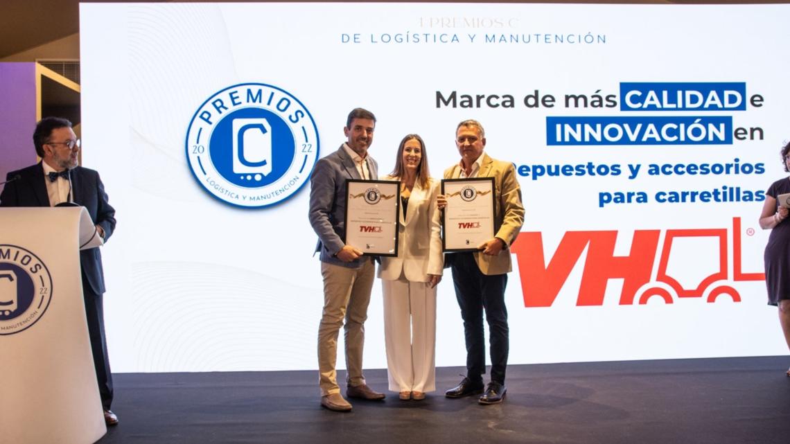 Marta Rodríguez, Área de Logística C de Comunicación, Rafael Duyos y Javier González, director general y director de ventas de de TVH Ibérica.