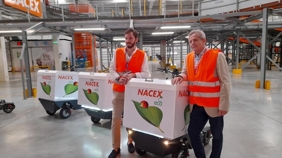 Sergio González, CCO de Scoobic, y Manel Orihuela, director general de Nacex, con los nuevos vehículos.
