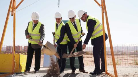 Los representantes de las Administraciones y el country manager de Prologis (segundo por la derecha), colocan la primera piedra del nuevo edificio logístico.