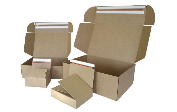 Caja con doble precinto adhesivo y solapa de cartón para comercio electrónico. Foto: Ineco.