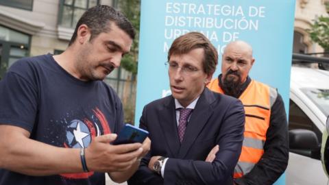 El alcalde de Madrid, José Luis Martínez- Almeida,supervisando la nueva aplicación.