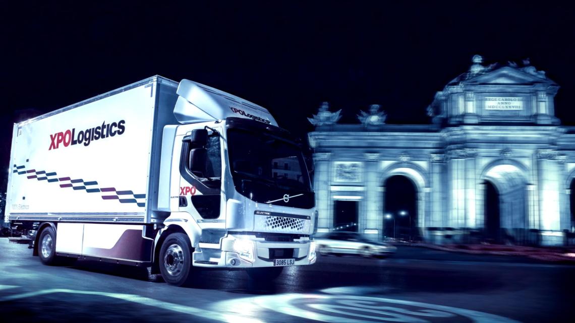 Un camión de distribución nocturna del operador XPO, en Madrid.