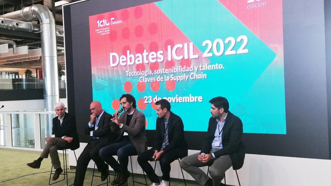 Cuarta mesa redonda. Desde la derecha: Paco Fernández (Mango), Jorge Soriano (Desigual), Francesc Pi (Vepee), Pere Vandellós (Fedefarma ex Correos) e Ignasi Ragàs, moderador.