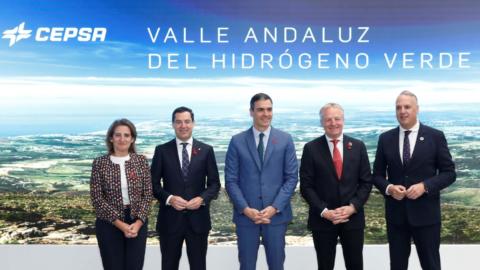 A la presentación del proyecto han asistido el presidente del Gobierno, Pedro Sánchez, el presidente de la Junta de Andalucía, Juan Manuel Moreno Bonilla, y el CEO de Cepsa, Maarten Wetselaar, entre otras autoridades.