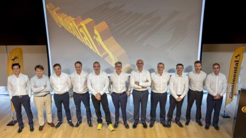 El equipo directivo de Continental en España al completo, con su director general, Jon Ander García a la cabeza (quinto por la izquierda). A la derecha (tercero), David Alonso, responsable de Speciality Tires donde se encuadran los neumáticos de manutención.