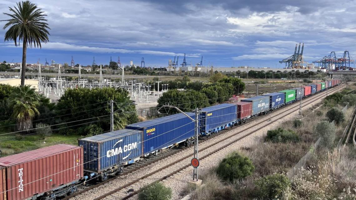 El tren gana cuota en el transported e contenedores en el puerto de Valencia.
