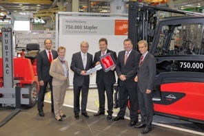 Directivos de Linde y BMW celebran la producción y entrega de la carretilla Linde 750.000, fabricada en Aschaffenburg. A la derecha Theodor Maurer, CEO de Linde.