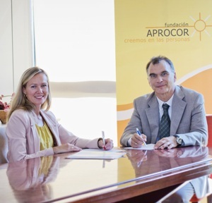 Ana Lobato y el representante de Aprocor, durante la firma del acuerdo de colaboración.