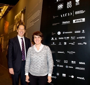 Nicolás Mouze, director de Marketing y Ventas de DHL Express, e Isabel del Castillo, agregada Cultural de la Embajada de Colombia en España.