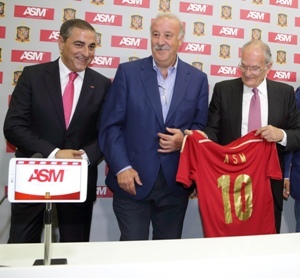 De izquierda a derecha, Luis Doncel, consejero delegado de ASM, Vicente del Bosque, seleccionador nacional de fútbol, y Mario Bautista, de Dimaral Express. 
