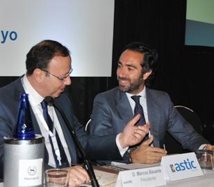 Marcos Basante (izquierda), presidente de ASTIC, y Joaquín del Moral, director general de Transporte del Ministerio de