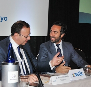 Marcos Basante (izquierda), presidente de ASTIC, y Joaquín del Moral, director general de Transporte del Ministerio de