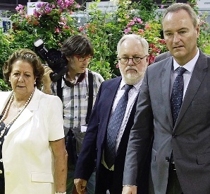 La alcaldesa Rita Barberá, el ministro Arias Cañete y el presidente de la Generalitat, Alberto Fabra, ayer a su llegada a Feria de Valencia pata inaugurar Encaja.