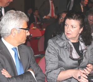 Carmen Librero, secretaria general de Transportes, charla con José Mª Bonmatí, director general de AECOC, durante el Foro Nacional del Transporte 2012.