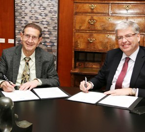 De izquierda a derecha Joan Amorós (FERRMED) y Jordi Cornet (CZFB) durante la firma del protocolo para impulsar la tribuna Corredor Mediterráneo.