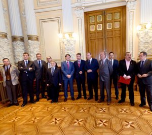 Asistentes a la firma de nuevas adhesiones de tres municipios de Castilla y León al Corredor Atlántico. 