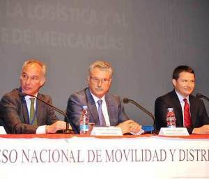 De izquierda a derecha Federico Jiménez de Parga, director general de Transportes de la Comunidad