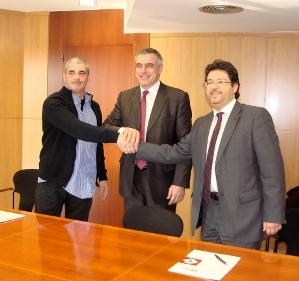 De izquierda a derecha, Carlos Domingo, Pere Padrosa e Isidre Gavín después de firmar el convenio.