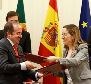 Ana Pastor, ministra de Fomento y su homólogo portugués, Álvaro Santos, tras la firma de los acuerdos en materia de transportes.