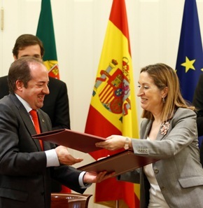 Ana Pastor, ministra de Fomento y su homólogo portugués, Álvaro Santos, tras la firma de los acuerdos en materia de transportes.