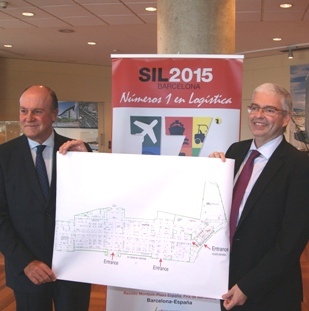 Enrique Lacalle (izquierda) y Jordi Cornet, muestran el plano y la distribución de espacios del Pabellón 8 de Fira de Barcelona, donde se desarrollará SIL 2015. 