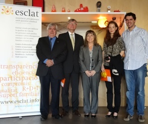 Dirk Mirovsky, director gerente (segundo por la izquierda) y Adriana Fraj, del departamento de marketing (segunda por la derecha), de Jungheinrich de España, posan junto a personal de Esclat Marina.