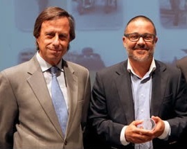 Enrique Nader, derecha, al recibir el reconocimiento al Mérito ciudadano del alcalde de Alcobendas, Ignacio García de Vinuesa.